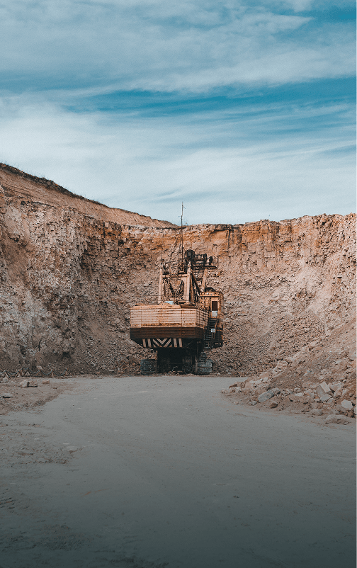 Área de mineração a céu aberto com equipamento de escavação em operação